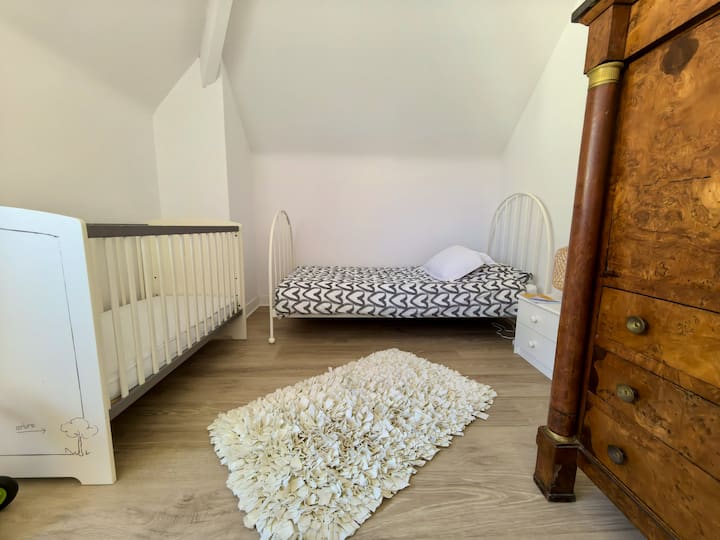 Våning: Tredje sovrummet med spjälsäng, 90 * 200 säng, fåtölj och förvaring.