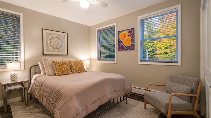 ห้องนอนชั้นบน - เตียงควีนไซส์ลักซ์