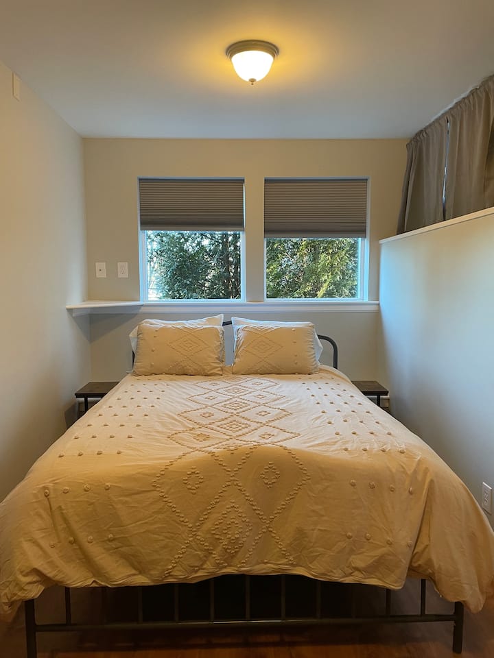 * ห้องนี้เพิ่งได้รับการอัพเดท จะมีรูปถ่ายแบบมืออาชีพเร็วๆนี้ *
เตียงควีนไซส์ชั้นล่าง