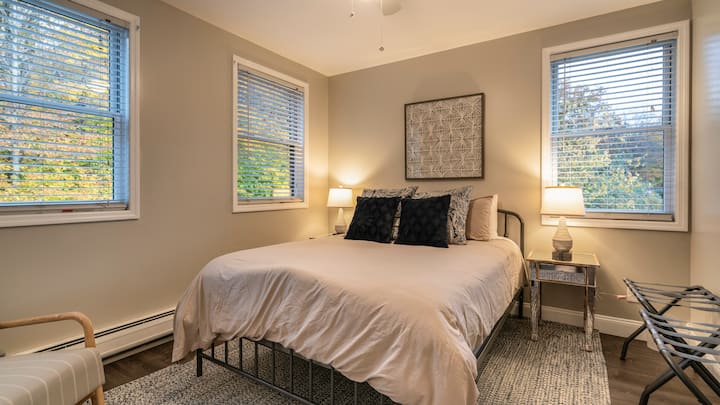 ห้องนอนชั้นบน - เตียงควีนไซส์ลักซ์