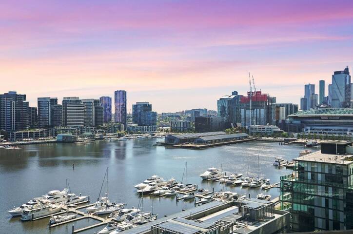 Waterfront Apartment. Best Views in Melbourne! gallery image 4