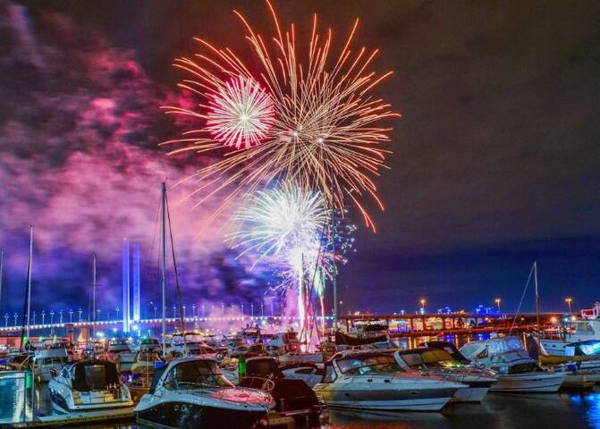 Waterfront Apartment. Best Views in Melbourne! gallery image 3