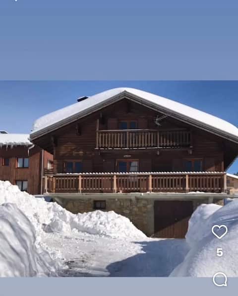 FAMILY CHALET AT THE FOOT OF THE SLOPES AND SHOPS