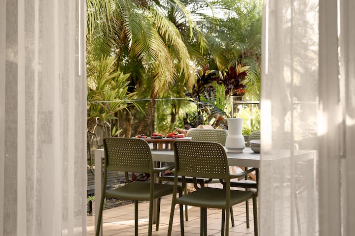 Coastal Inspired Beach Vibe, Stroll to Hastings St