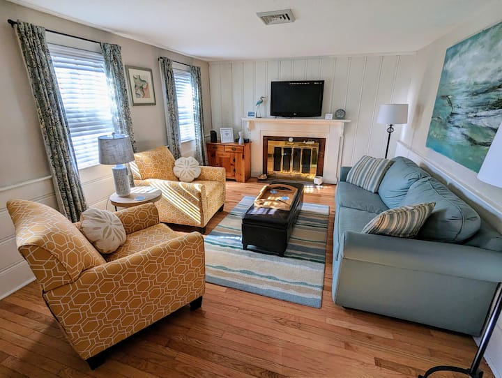 Salon avec canapé-lit et deux fauteuils. Stores et table d'appoint plus récents. Wi-Fi et câble de base fournis, ainsi que la possibilité d'utiliser des applications de streaming. Armoire pleine de jeux, de cartes, de livres à colorier et de crayons. 