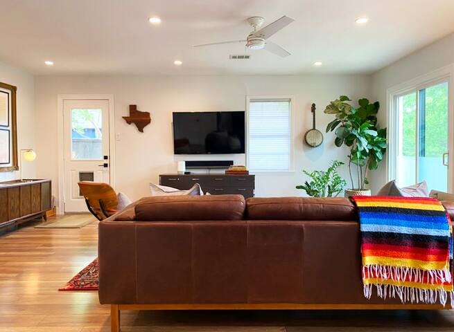 Home in the Heart of Austin with a private pool. gallery image 3