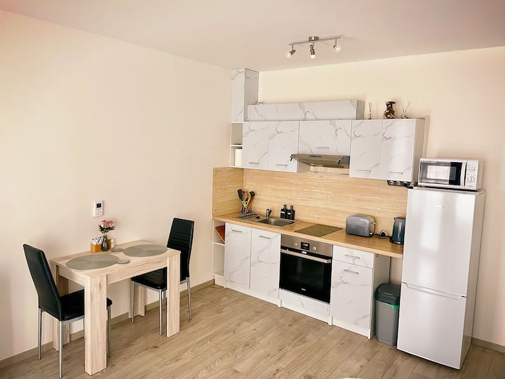 Studio Priradnici, King Bed, Ac & Free Parking - Košice