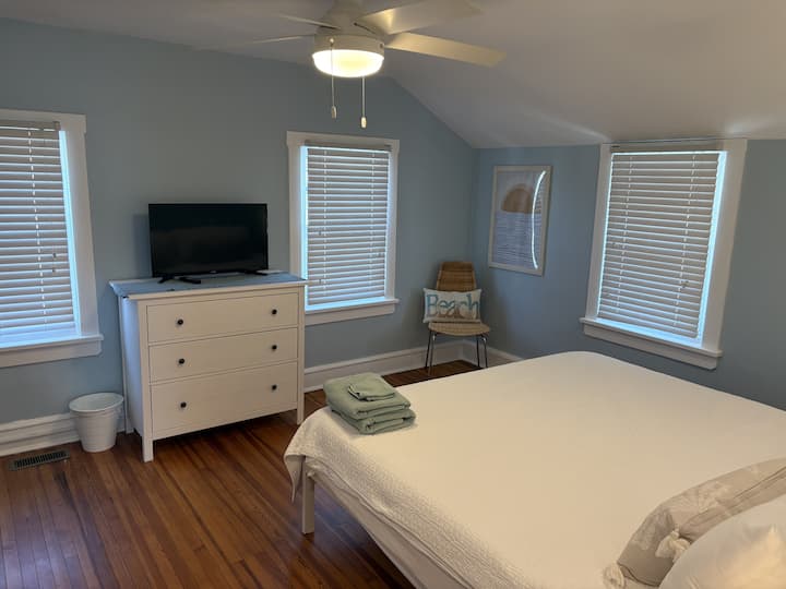 Კომფორტული დიდი საწოლი საკმარისი კარადათი, სმარტ-ტელევიზორითა და სამუშაო სივრცით. 