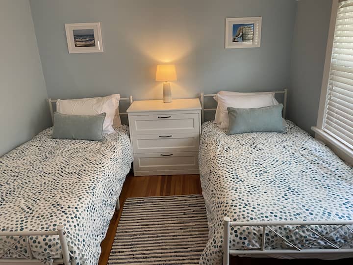 Შუა ოთახი ორი ორადგილიანი საწოლით. 