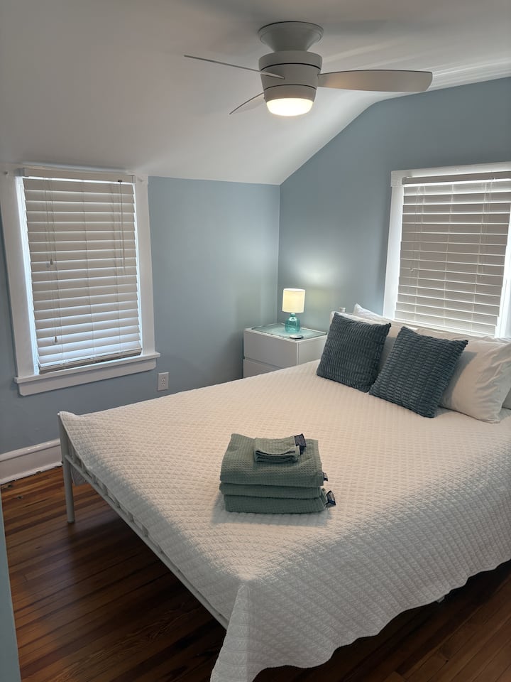 Საწოლი 152 × 203 სმ, უკანა საძინებელი. 