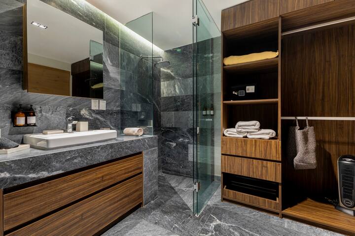 Capitalia | Luxe 3BR w/ balcony, Near to Masaryk gallery image 3