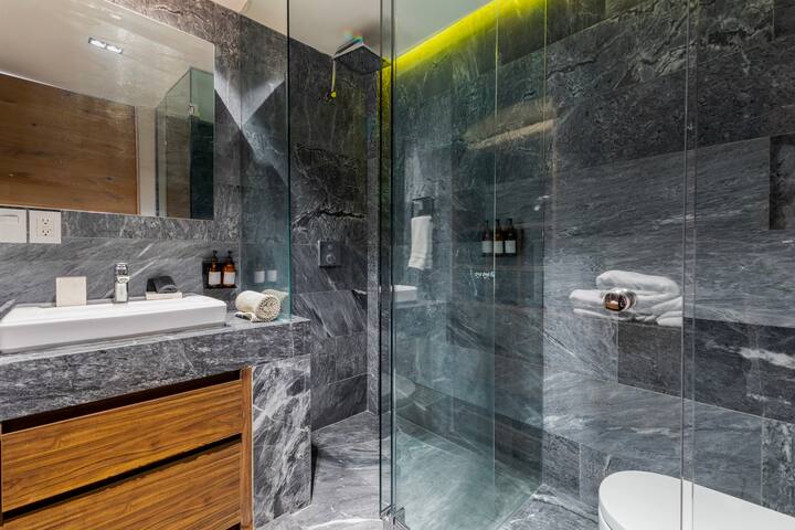 Capitalia | Luxe 3BR w/ balcony, Near to Masaryk gallery image 2