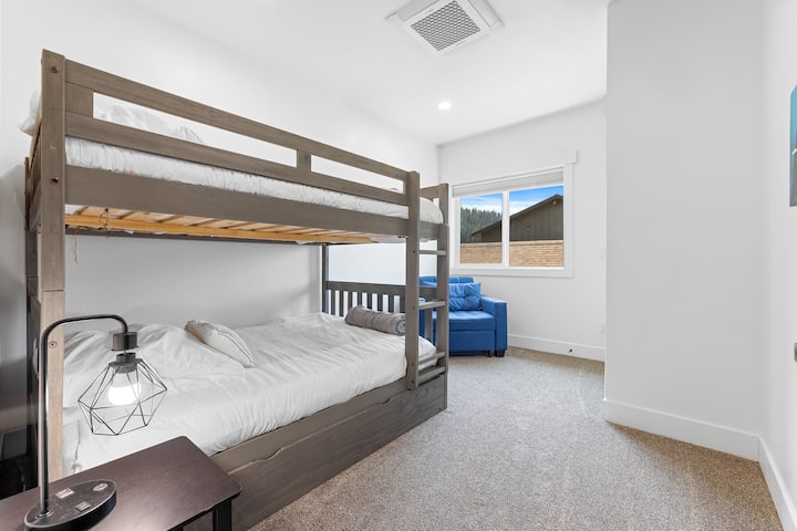 Dormitorio #3: 2 camas completas, mini silla individual extraíble, cama individual plegable XL