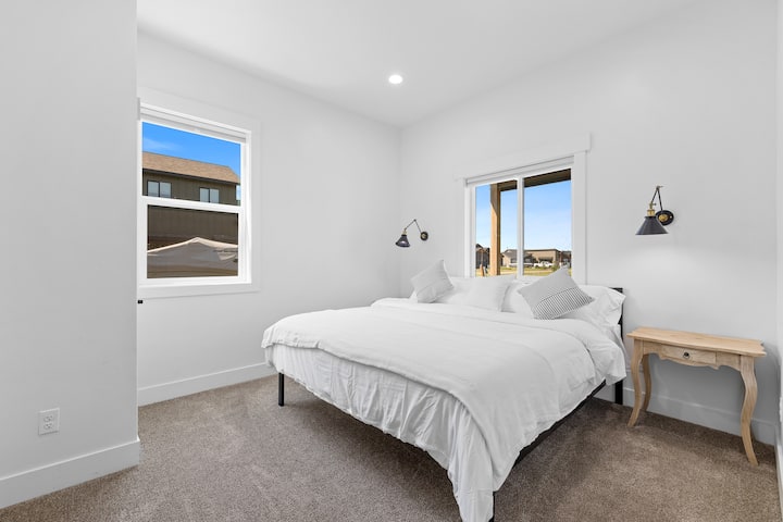 Dormitorio #1: piso principal en suite con cama tamaño king.