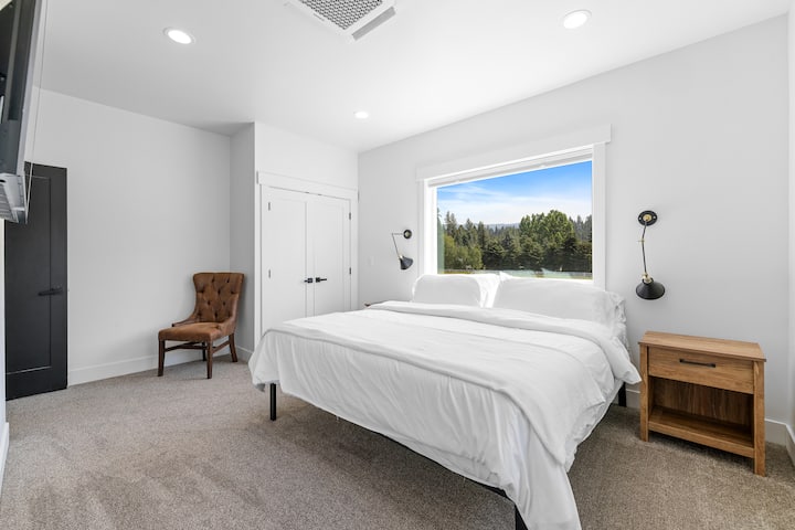 Dormitorio 2: dormitorio en el segundo piso, cama tamaño king, baño privado.