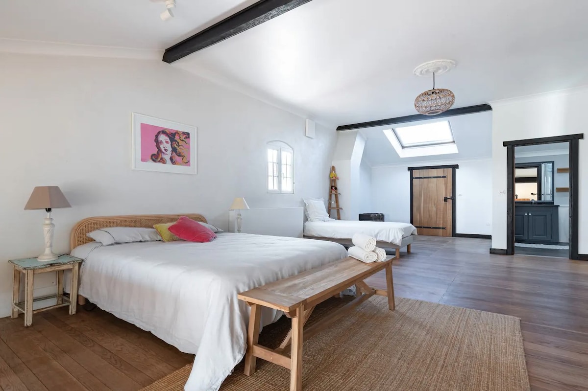 jedan bračni krevet (1,8x2) i 2 jednostruka kreveta