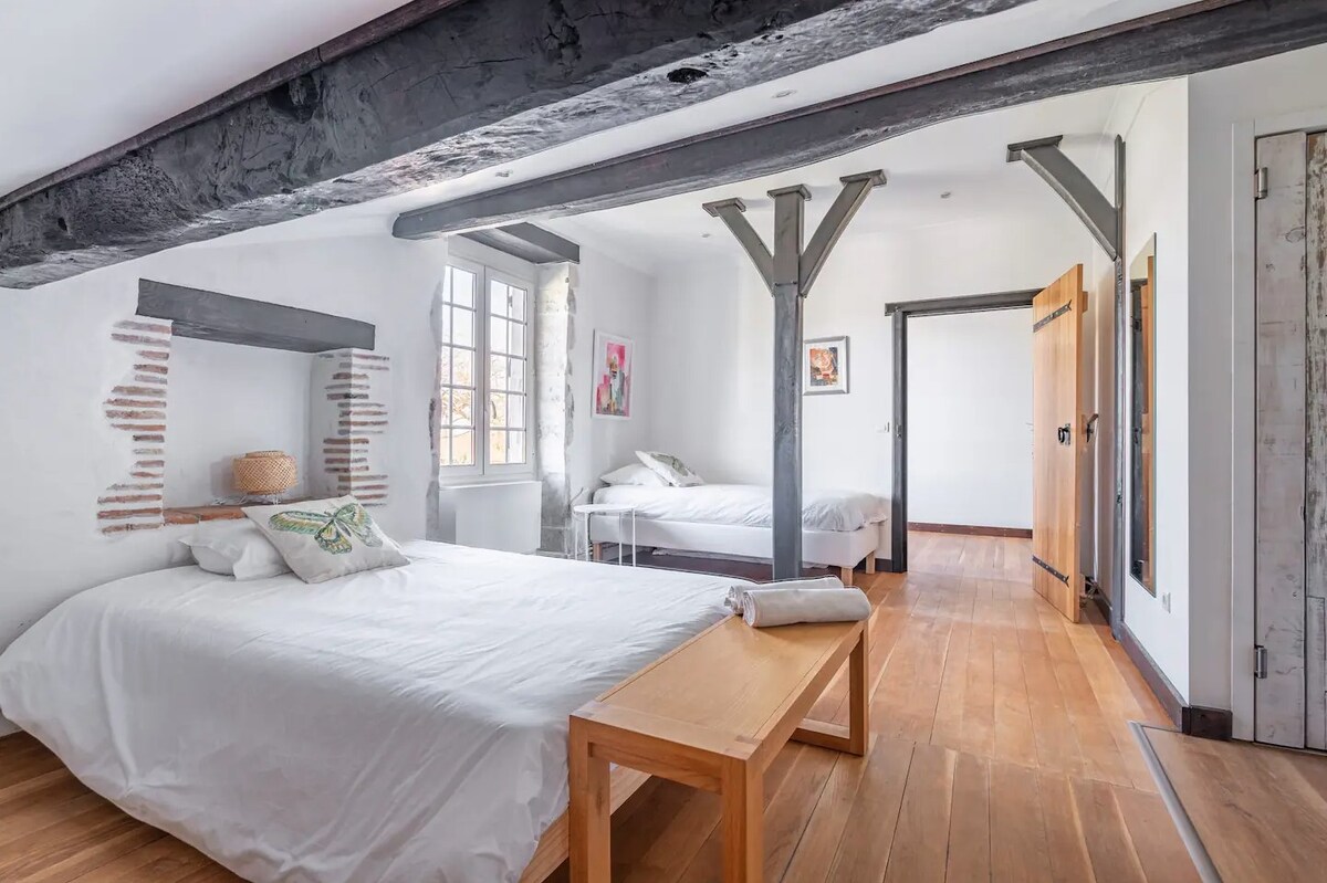 jedan bračni krevet, jedan jednostruki krevet sa spojenom kupaonicom