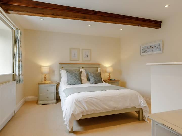 على الرغم من أن هذه هي غرفة النوم الثانية، إلا أن هناك مساحة وتخزين مثل الغرفة الرئيسية.  تحتوي هذه الغرفة أيضًا على طاولة للزينة. 