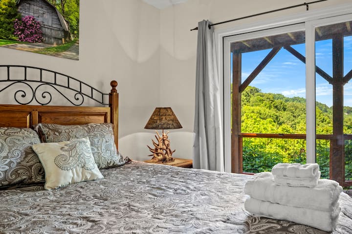 El dormitorio queen de nivel principal tiene su propio acceso al porche para disfrutar de hermosas vistas.