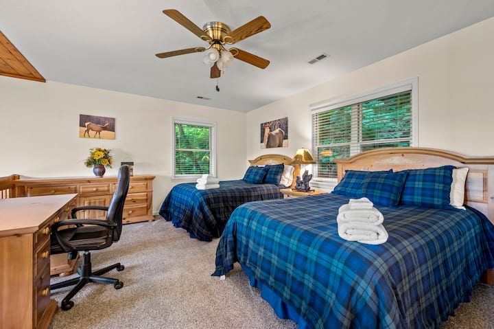 Camas completas en el loft con oficina