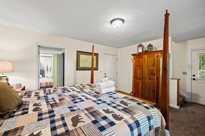 El dormitorio tamaño king de nivel inferior tiene un baño completo privado.