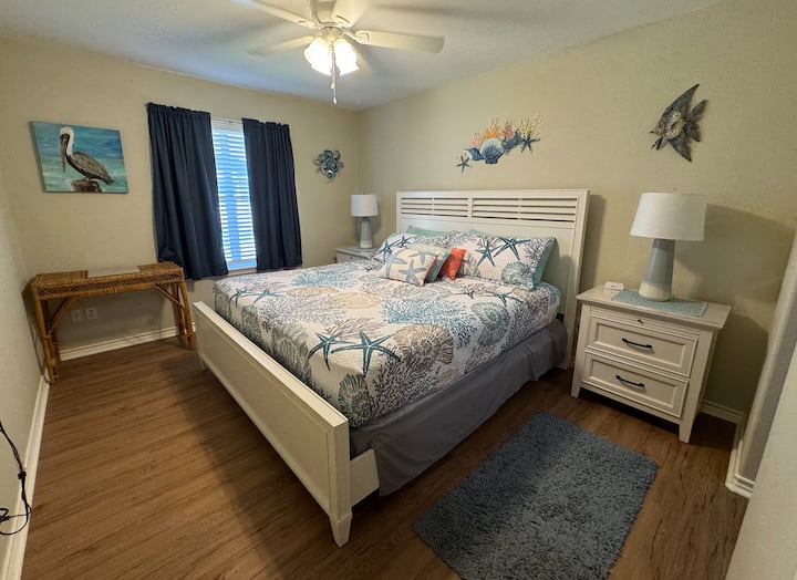 Сосема нов брачен кревет (широк 150-179 см). Лични порти за полнење на секоја странична маса - 3 приклучоци, 1 usb, 2 usb-c приклучоци. Телевизор со стапче за оган. Поглед од спалната соба кон базен/езеро.