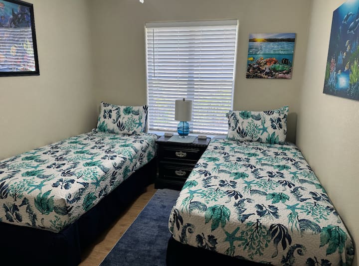 Секундарна спална соба со две нови XL близнаци.