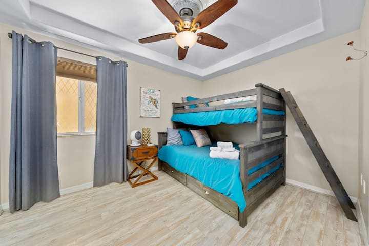 Dvojlôžková poschodová posteľ s dvojlôžkovou výsuvnou posteľou pohodlne vyspí 4 osoby. Druhá spálňa s tematikou morskej korytnačky ponúka inteligentný televízor a vlastnú kúpeľňu so sprchovacím kútom. 