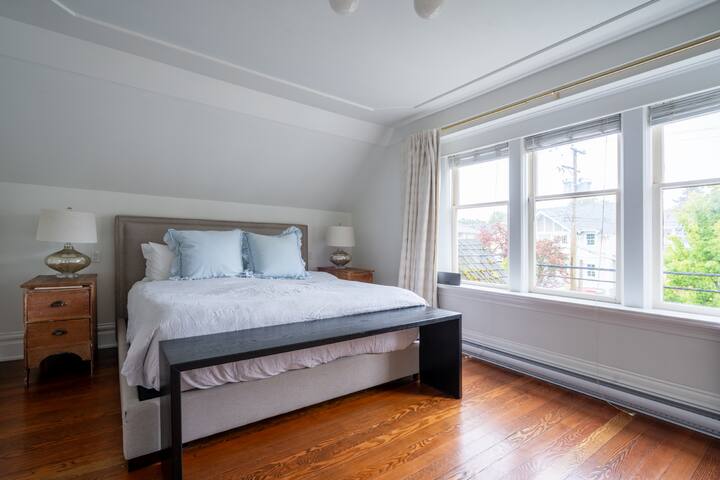 FULL House 3Beds With Patio 1.9km to Inner Harbour gallery image 5