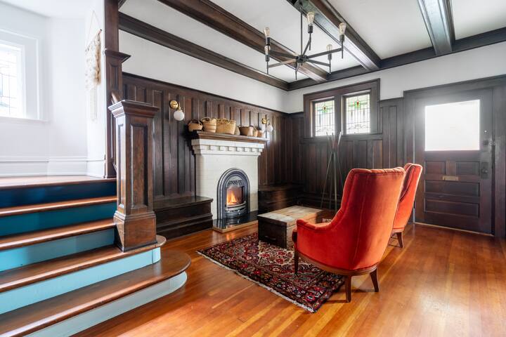 FULL House 3Beds With Patio 1.9km to Inner Harbour