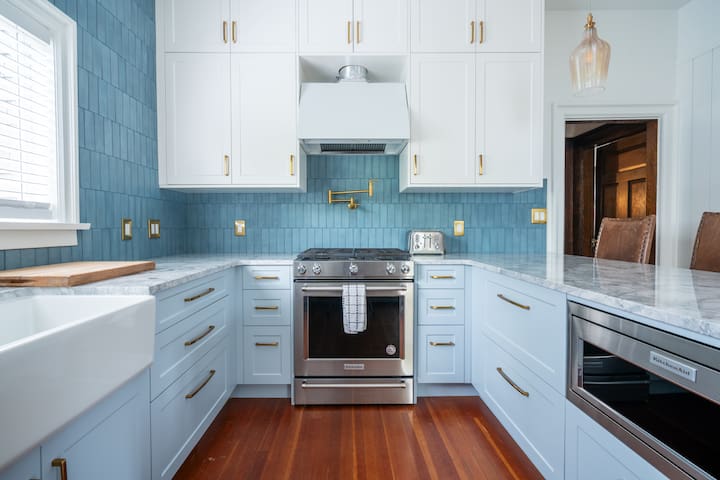 FULL House 3Beds With Patio 1.9km to Inner Harbour gallery image 3