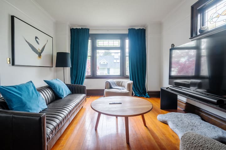 FULL House 3Beds With Patio 1.9km to Inner Harbour
