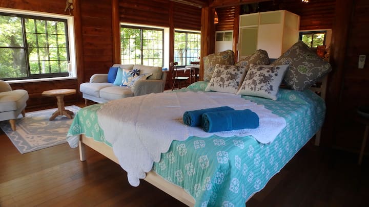 Desde la terraza de madera, también puedes utilizar la sala de estar con zapatos en el apartamento, así que relájate con tus mascotas.