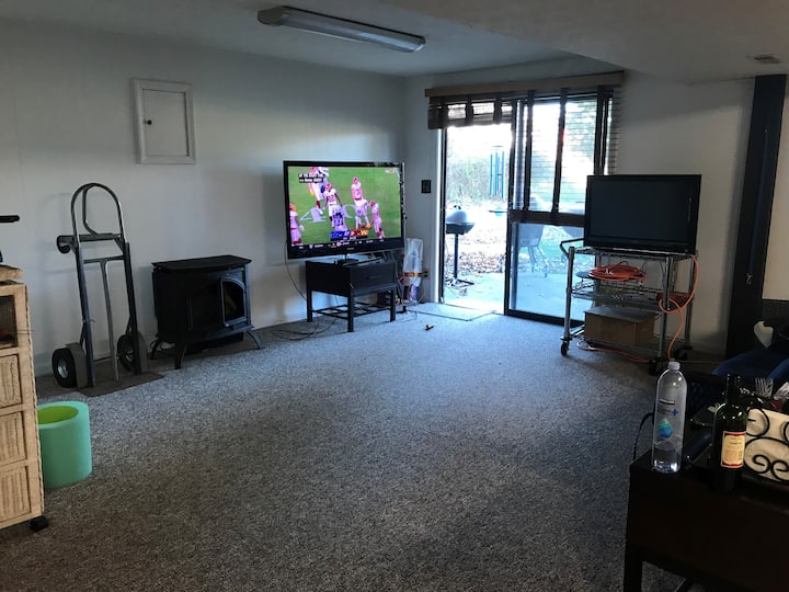 One Or Two Single Beds In Finished Basement - Carmel, IN