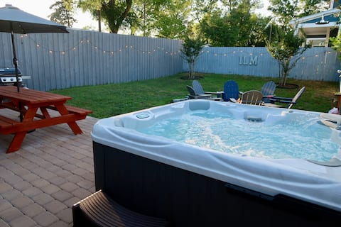 DT 3BR Gem -Hot Tub -Covered Parking -Fenced Yard