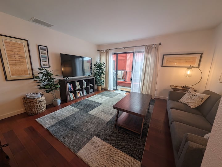 Downtown Condo Along River W/hottub And Parking - Portland, OR