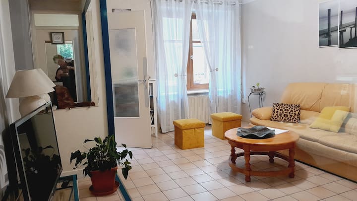 Logement, Cure,grande Maison De Ville - Chaudes-Aigues