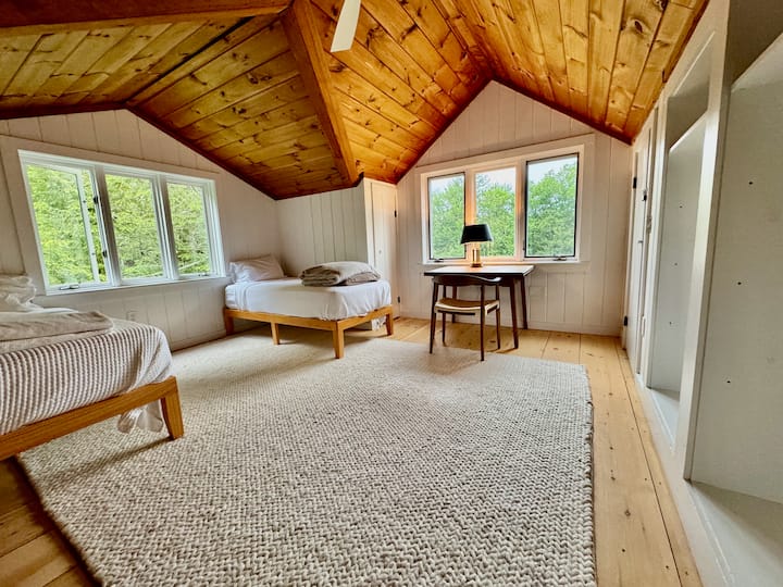 Odličan loft za djecu, ili možda mjesto za obavljanje posla s pogledom na jezero.
