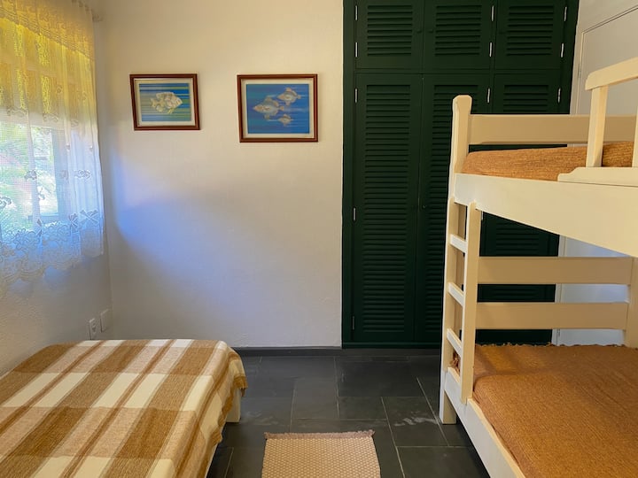 غرفة نوم 3
جناح - سرير فردي - سرير بطابقين
مكيف الهواء - خزانات مدمجة  