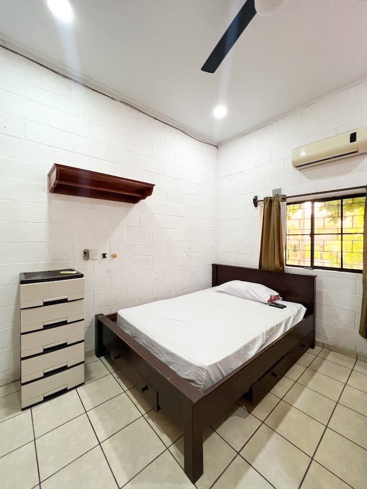 Вклучува телевизор