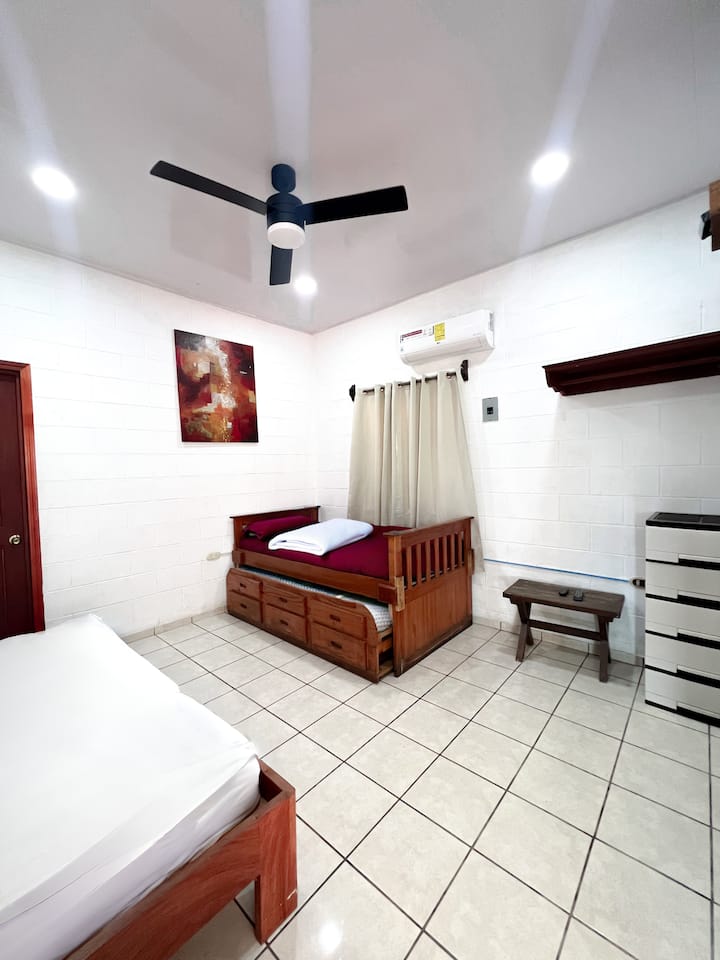 Вклучува телевизор