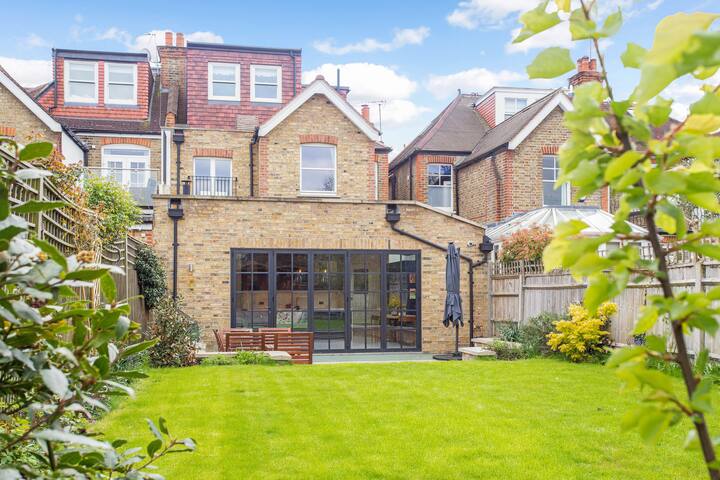 Designer 6-Bed Putney Home with AC gallery image 4