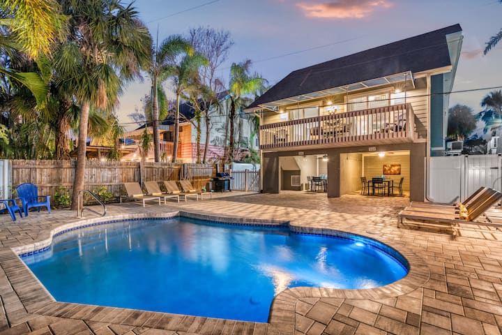 Sleeps 16 Pool House Walk To The Beach & Village - Sarasota, FL