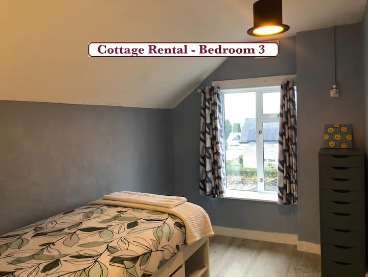 ✨ Chambre simple confortable avec rangement et vue sur le jardin (1er étage)
Cette chambre simple confortable et paisible est chaleureuse, fraîchement décorée et conçue pour le confort, avec beaucoup de rangement intégré intelligent.