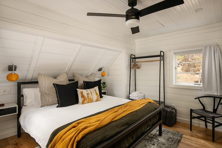 Მთავარი საძინებელი: დიდი საწოლი ლუქს-კლასის 800 ძაფით, თეთრი ბამბის სტილის ზეწრებით, რომელთა დატოვებაც დილით არ მოგინდებათ.  Და ასე მშვიდად, გარდა ფრინველებისა და დროდადრო ციყვისა და ჩიფსების სახურავისა!