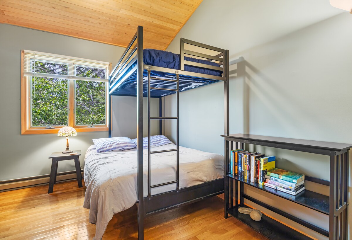 מיטה בגודל מלא עם מיטה זוגית מעליה