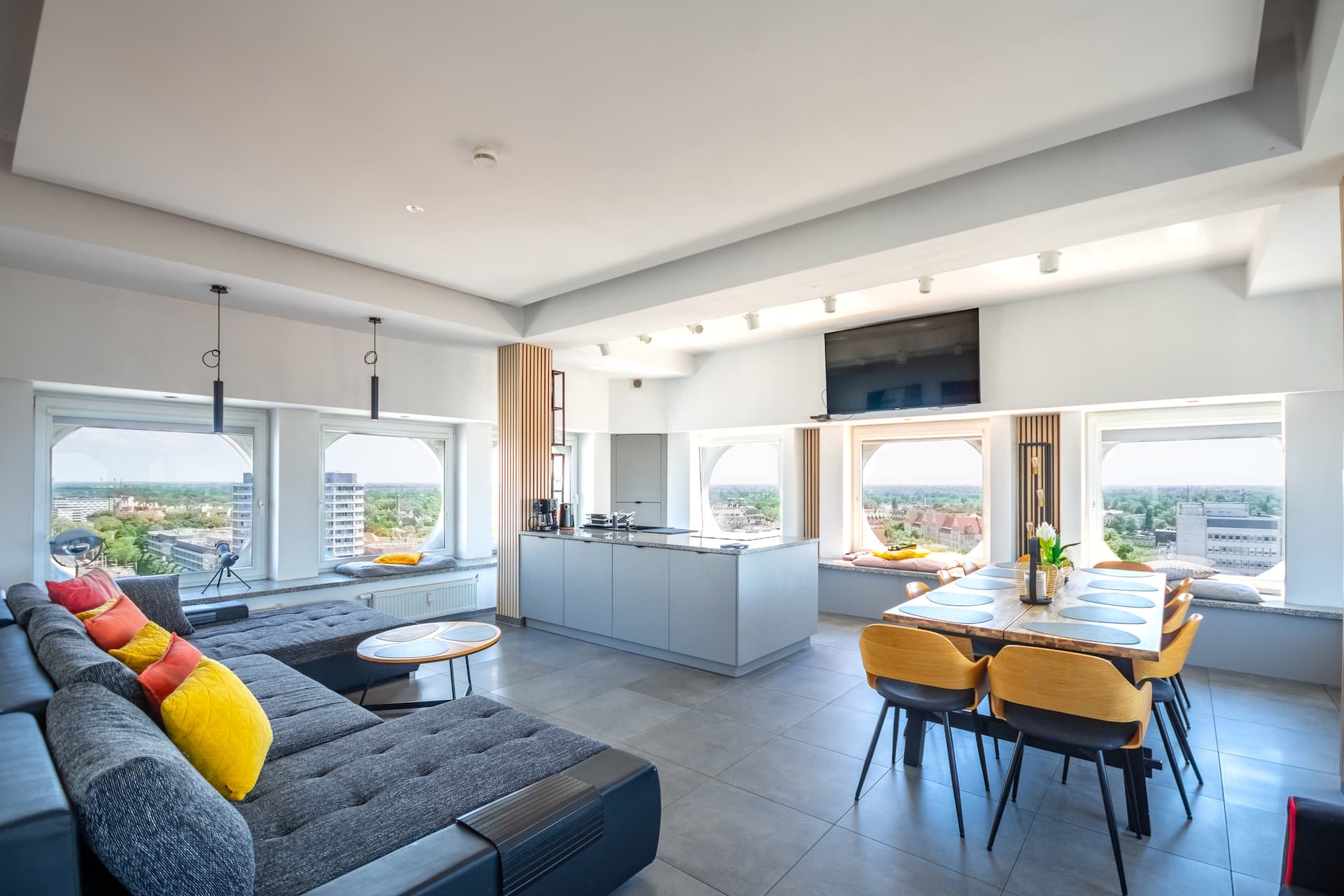 Exclusive 100 m² penthouse with 360° view and AC
