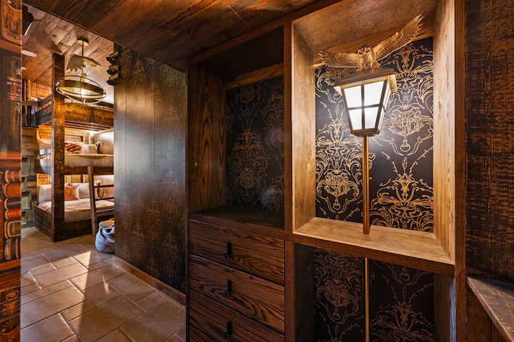 คุณเป็นพ่อมดแฮร์รี่ 

ห้องนอนธีมแฮร์รี่พอตเตอร์ในห้องลับใต้บันไดพร้อมเตียงแฝดทั้งหมด 4 เตียง (เตียงสองชั้นคู่ 3 เตียงและเตียงแฝดแยกต่างหาก) บันไดที่กำหนดเองการตกแต่งแฮร์รี่พอตเตอร์ทั้งหลังเครื่องนอนแฮร์รี่พอตเตอร์ฯลฯไม่มีค่าใช้จ่ายเหลือ! 