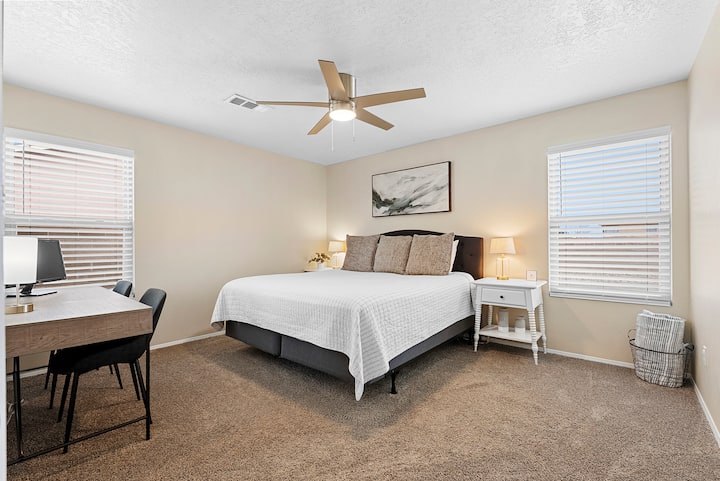 Primärt sovrum med eget badrum. Dubbelsäng medium/mjuk madrass, två nattduksbord, två lampor, stort skrivbord och två stolar, spegel i full längd, hans/hennes garderober. 