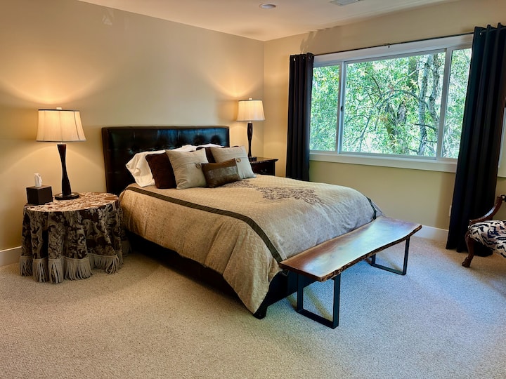 Matelas Queen Serta confortable avec de belles vues.  La chambre dispose d'un dressing avec lit jumeau à l'intérieur avec une fenêtre et une porte pour l'intimité.  Pensez à une petite chambre à New York -  lol !